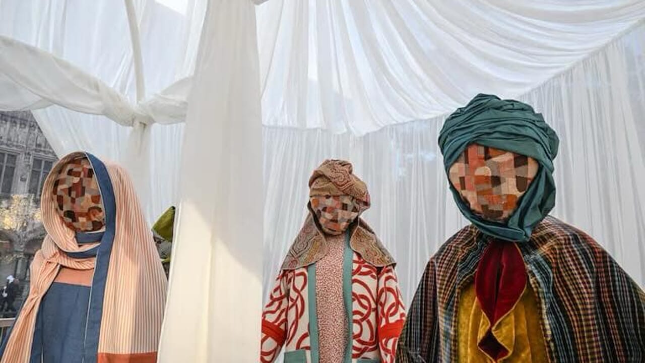 "Un hommage aux zombies que l’on peut trouver aux abords des gares bruxelloises"