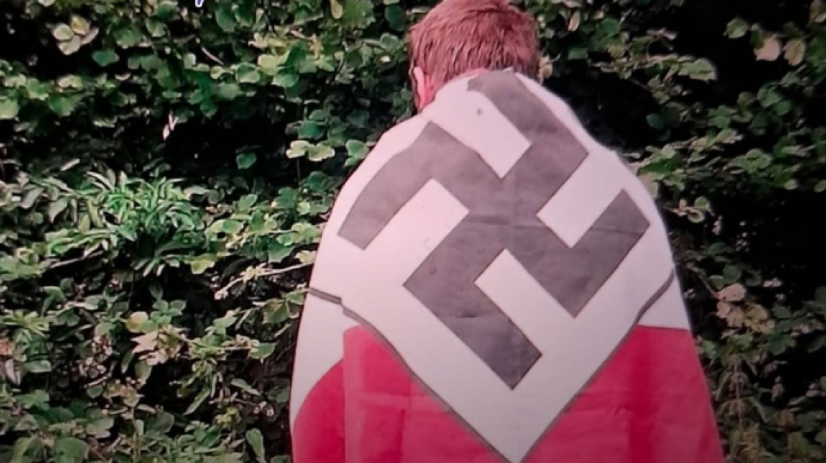 A Nivelles, l’exhumation d’une photo d’un élu local MR avec un drapeau nazi